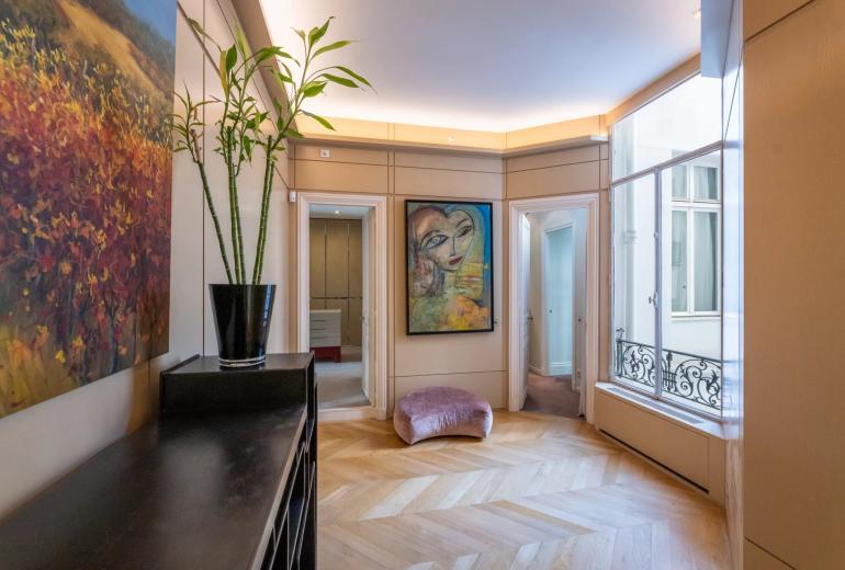 Par070 - Exceptional Apartment in the Heart of Saint-Germain-des-Prés