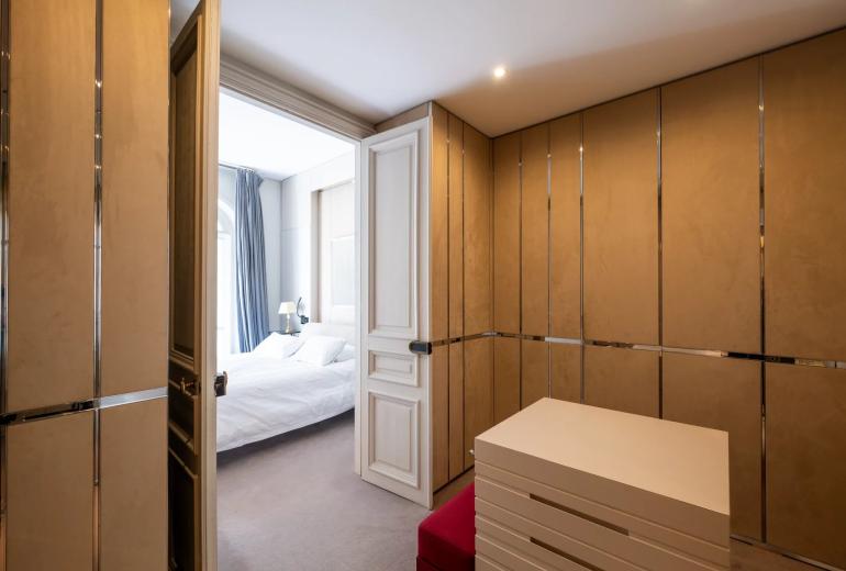 Par070 - Exceptional Apartment in the Heart of Saint-Germain-des-Prés
