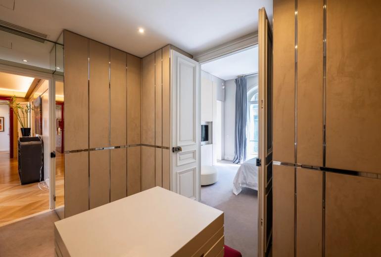 Par070 - Exceptional Apartment in the Heart of Saint-Germain-des-Prés