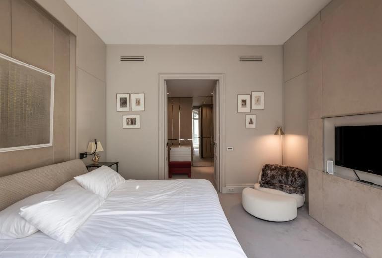 Par070 - Exceptional Apartment in the Heart of Saint-Germain-des-Prés