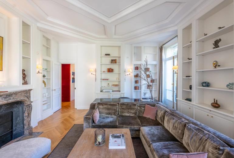 Par070 - Exceptional Apartment in the Heart of Saint-Germain-des-Prés