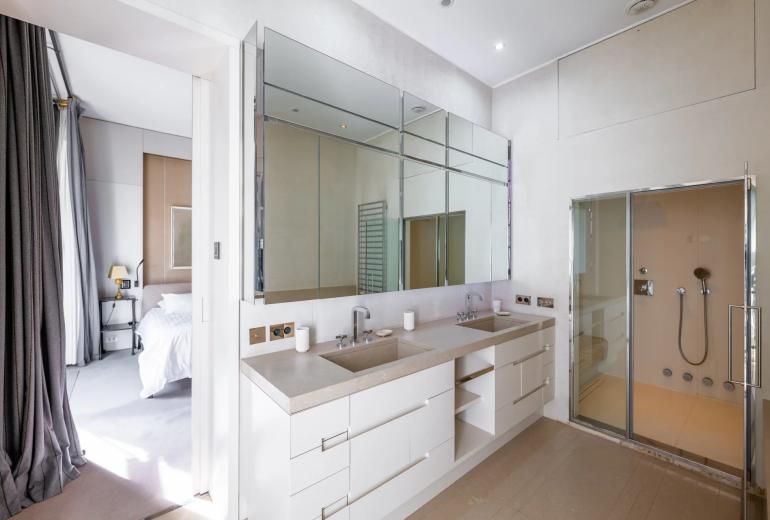 Par070 - Exceptional Apartment in the Heart of Saint-Germain-des-Prés