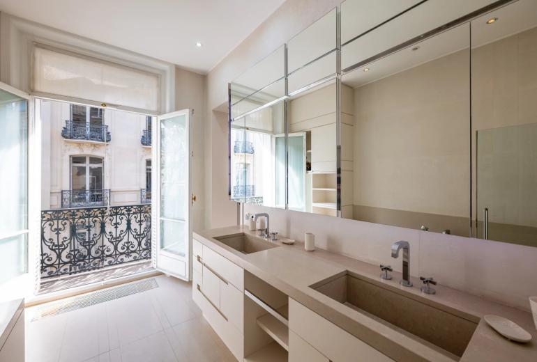 Par070 - Exceptional Apartment in the Heart of Saint-Germain-des-Prés
