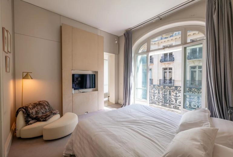 Par070 - Exceptional Apartment in the Heart of Saint-Germain-des-Prés