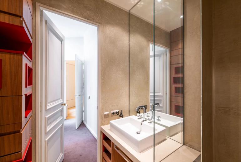 Par070 - Exceptional Apartment in the Heart of Saint-Germain-des-Prés