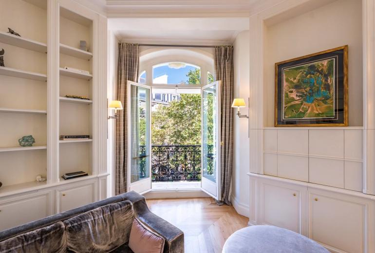Par070 - Exceptional Apartment in the Heart of Saint-Germain-des-Prés