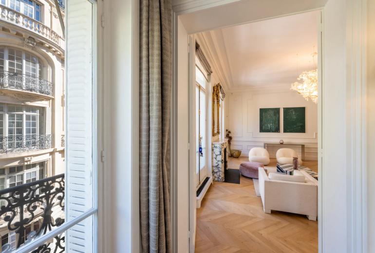 Par070 - Exceptional Apartment in the Heart of Saint-Germain-des-Prés