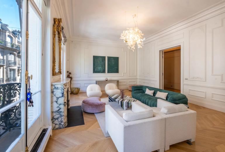 Par070 - Exceptional Apartment in the Heart of Saint-Germain-des-Prés