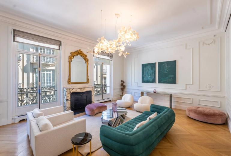 Par070 - Exceptional Apartment in the Heart of Saint-Germain-des-Prés