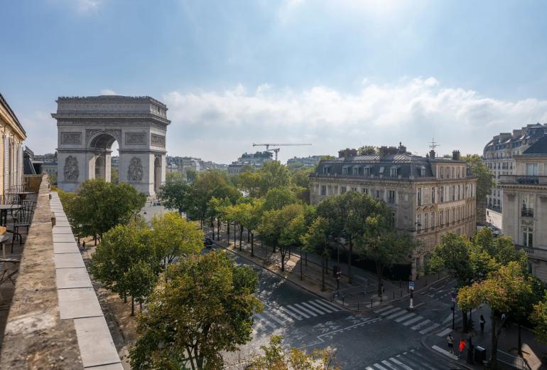 Par030 - Dernier étage avec vue Arc de Triomphe