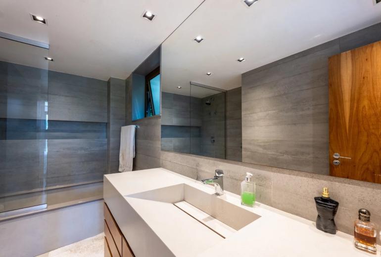 Rio095 - Spectacular villa atop São Conrado