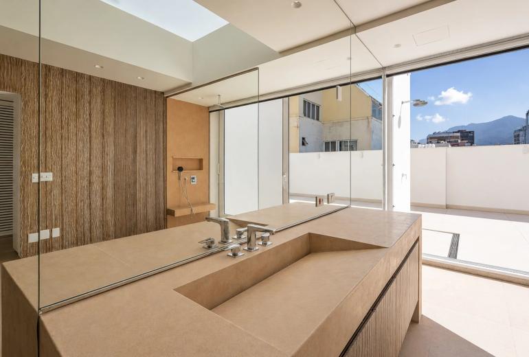 Rio312 - Fully renovated penthouse on Vieira Souto