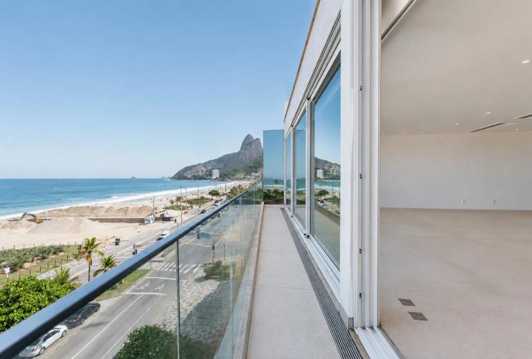 Rio312 - Fully renovated penthouse on Vieira Souto