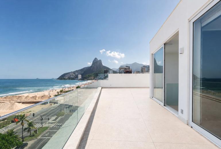 Rio312 - Fully renovated penthouse on Vieira Souto