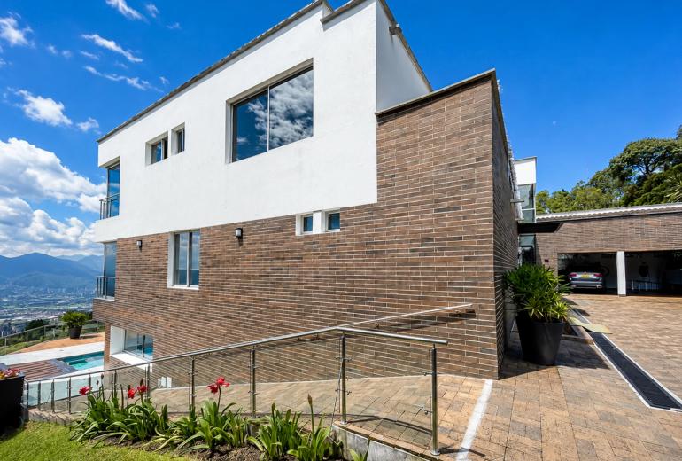 Med008 - High-luxury residence with private wellness and entertainment spaces