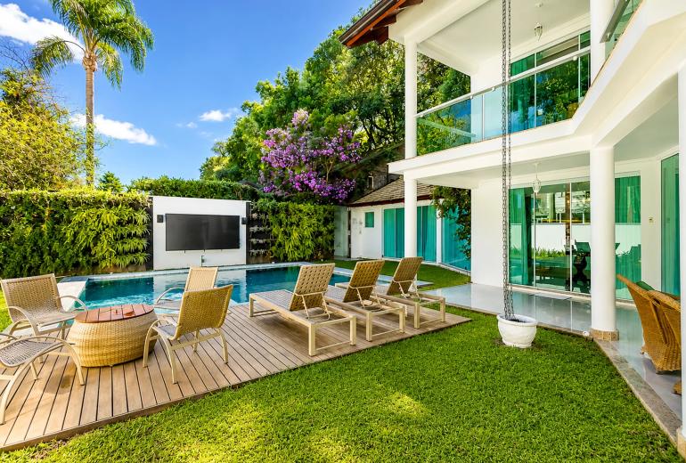 Cur001 - Stunning 5-Bedroom Luxury House with Pool in Curitiba