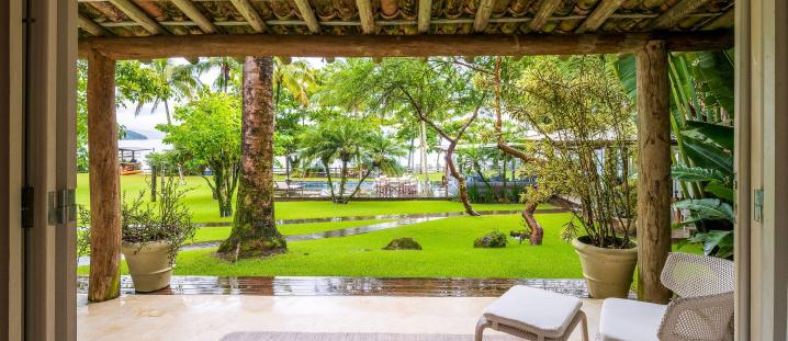 Ang003 - Luxurious beachfront property in Ilha Grande