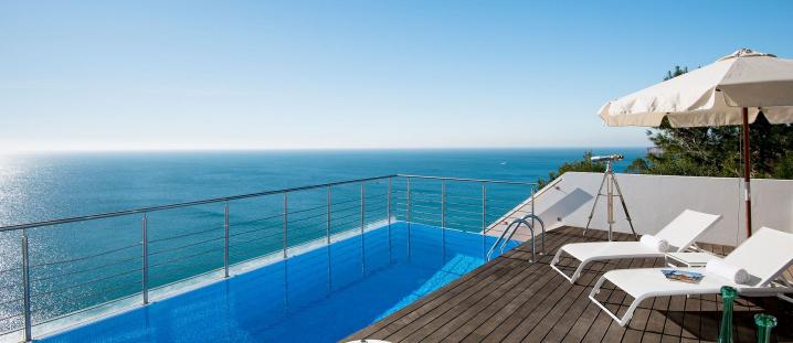 Alg003 - Villa on the clifftop of Praia de Salema, Algarve